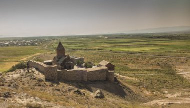 Khor Virap (Derin zindan), Türkiye sınırının yakınında bulunan bir Ermeni manastırdır.. 