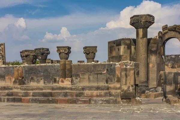 ズヴァルトノッツ国際空港 (天天使) 寺アルメニア、中央としての遺跡 — ストック写真