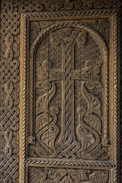 Puerta decorativa de madera a la iglesia de San Hripsime en Etchmi —  Fotos de Stock