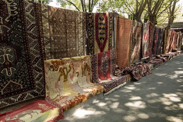 Verkauf von Teppichen auf einem Basar in Eriwan — Stockfoto