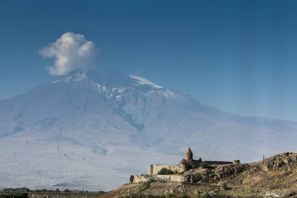 Winogron pola w dolinę Ararat. Zobacz Khor Virap znacznie i Mount Arara — Zdjęcie stockowe
