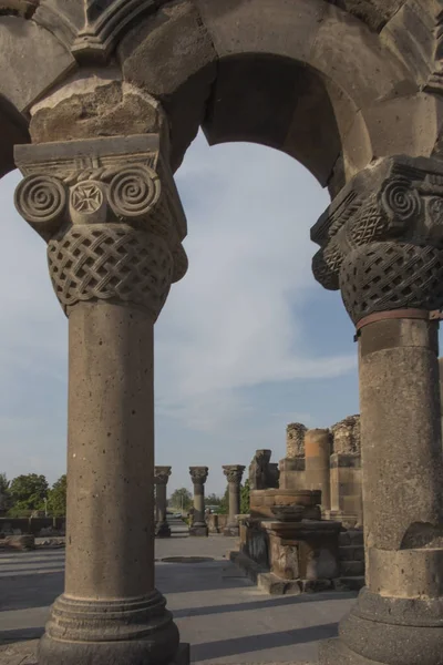 ズヴァルトノッツ国際空港 (天天使) 寺アルメニア、中央としての遺跡 — ストック写真