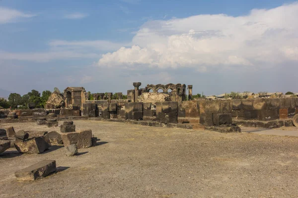 ズヴァルトノッツ国際空港 (天天使) 寺アルメニア、中央としての遺跡 — ストック写真