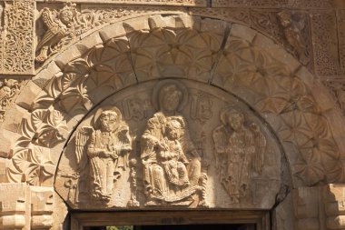 Ermenistan'da Noravank Manastırı. Virgi kapı üzerinde kabartma