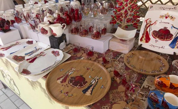 Armenische symbolische Geschenke warten auf den Käufer am Marktstand i — Stockfoto