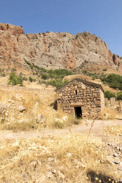 アルメンの有名なシルクロード時代の旅人の修道院の領域に赤い岩 — ストック写真