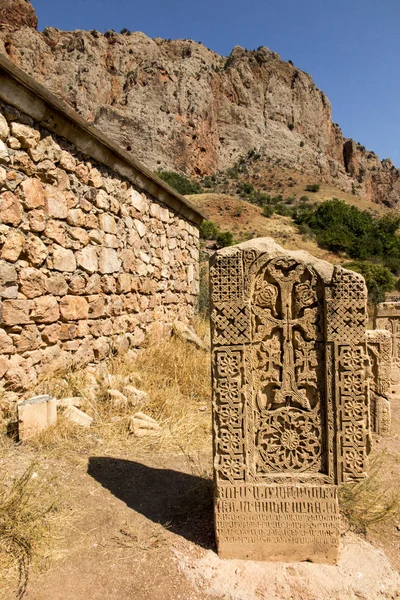 シルクロード時代の旅人の修道院で本格的なアルメニア Khachkars — ストック写真