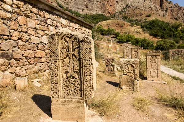 シルクロード時代の旅人の修道院で本格的なアルメニア Khachkars — ストック写真