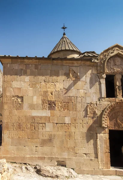 Croci e altri segni graffiati sui muri degli edifici in t — Foto Stock