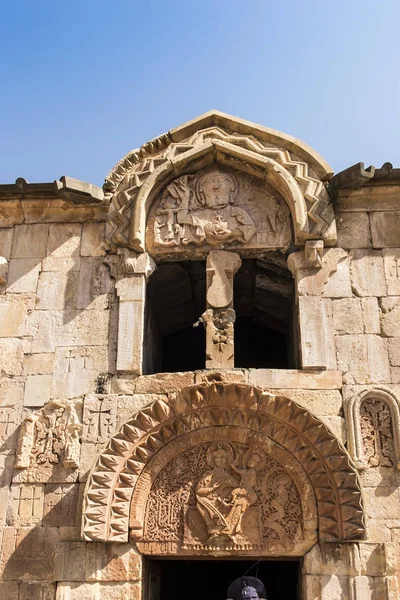 Armenië, het klooster van Noravank. De centrale ingang van de — Stockfoto