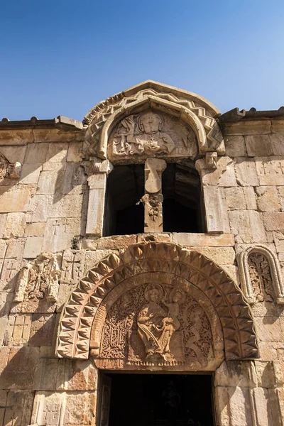 アルメニア、シルクロード時代の旅人の修道院。中央の入り口、 — ストック写真