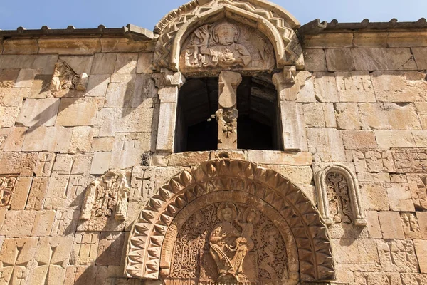 アルメニア、シルクロード時代の旅人の修道院。中央の入り口、 — ストック写真