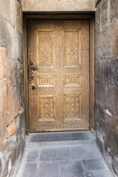 Puerta vieja en el monasterio Echmiadzin en Wagharashapat, Armenia —  Fotos de Stock