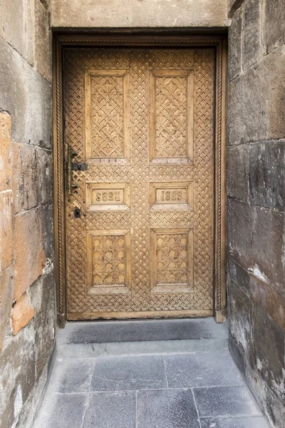 Oude deur in klooster Echmiadzin in Wagharashapat, Armenië — Stockfoto