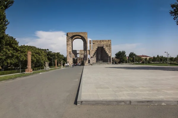 エチミアジン アルメニア修道院への入り口 — ストック写真