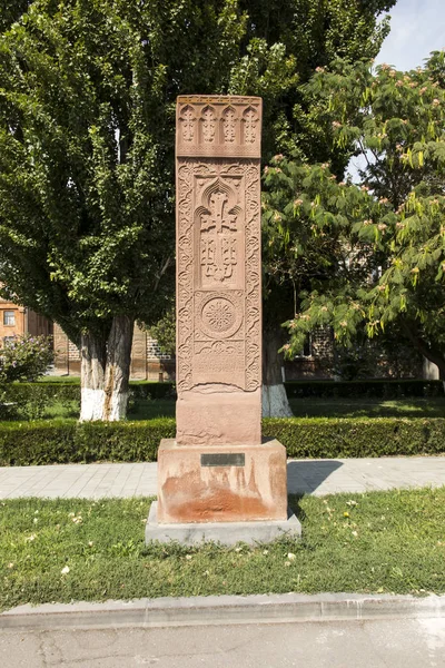 Stone cross in Echmiadzin (Vagharshapat) made of red stone tufa. — Stock Photo, Image