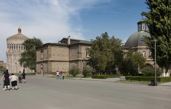 Gevorgyan 精神学院在公园里蚀刻的建筑 — 图库照片