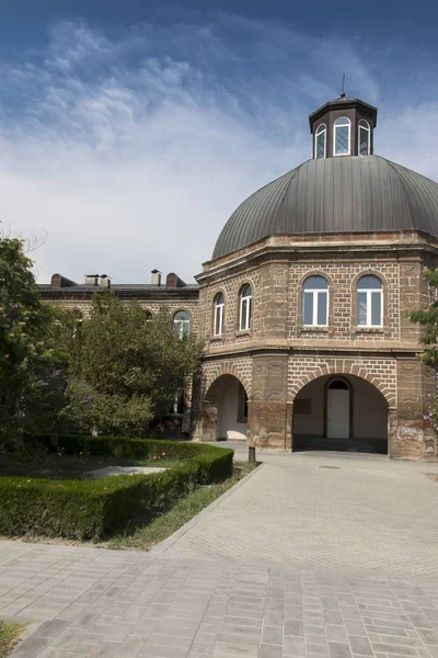 Edificio de la Academia Espiritual Gevorgyan en el parque de Etch — Foto de Stock