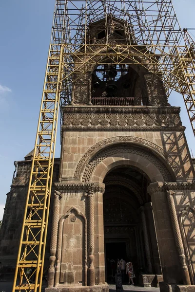 Reparatie van de toren van de oudste kathedraal ter wereld, Etchmi — Stockfoto