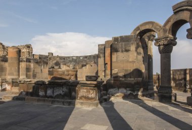 Zvartnots (göksel melekler) tapınak Ermenistan, merkezi olarak kalıntıları