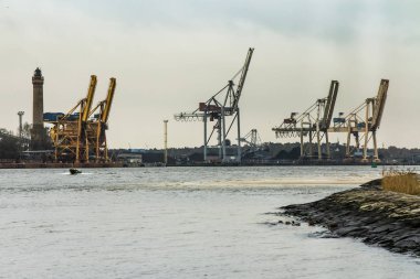 Oluşturma ve kaldırma donanımları girişinde deniz feneri
