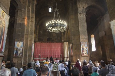 Echmiadzin, Ermenistan, 17 Eylül 2017: Bir ve önünde dua