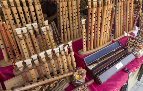 Flautas e vários instrumentos musicais regionais de sopro na marca — Fotografia de Stock