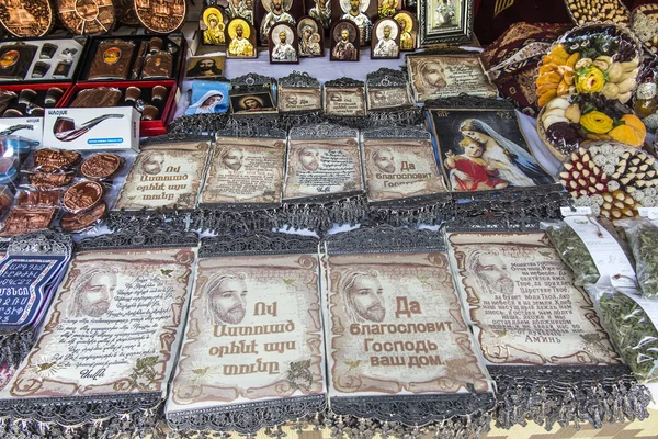 Presentes simbólicos arménios aguardando o comprador no mercado stall i — Fotografia de Stock