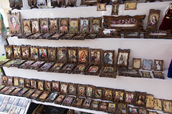 Armenische symbolische Geschenke warten auf den Käufer am Marktstand i — Stockfoto