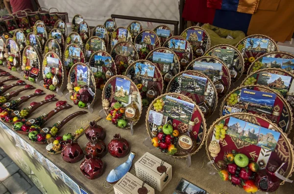 Presentes simbólicos arménios aguardando o comprador no mercado stall i — Fotografia de Stock