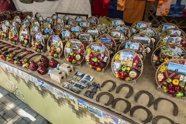 Presentes simbólicos arménios aguardando o comprador no mercado stall i — Fotografia de Stock