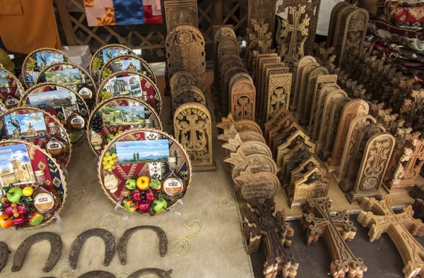 Armenische symbolische Geschenke warten auf den Käufer am Marktstand i — Stockfoto