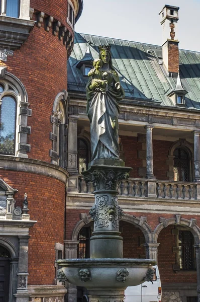 Figura de la Virgen María y Jeus en la columna del palacio a — Foto de Stock