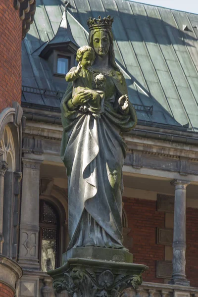 Figura de la Virgen María y Jeus en la columna del palacio a — Foto de Stock