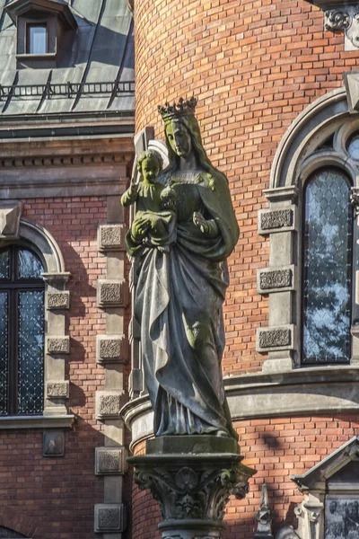 Figure de la Vierge Marie et Jeus sur la colonne du palais a — Photo