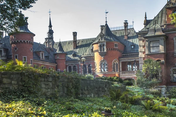 O palácio e parque complexo em Plawniowice na Polônia — Fotografia de Stock