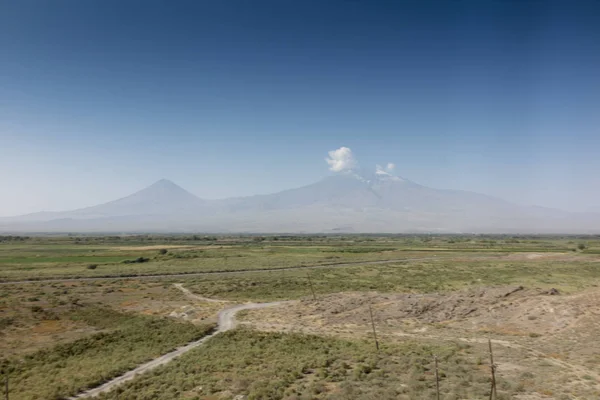 Una vista desde la colina sobre el monasterio Khor Virap en Armeni a — Foto de Stock