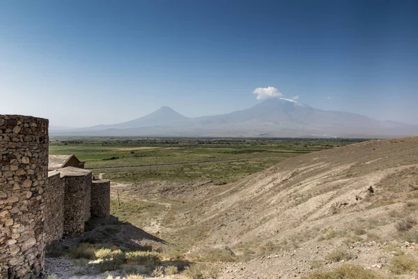 Une vue de la colline au-dessus du monastère de Khor Virap à Armeni à — Photo