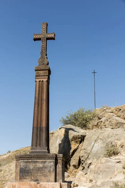 Vecchia croce sulla collina sopra il monastero Khor Virap ad Armeni . — Foto Stock