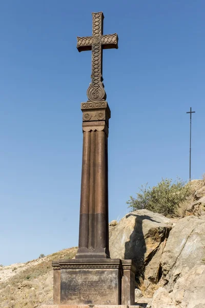 Vieille croix sur la colline au-dessus du monastère de Khor Virap en Arménie . — Photo