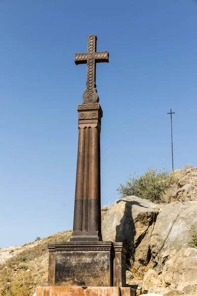 Vieille croix sur la colline au-dessus du monastère de Khor Virap en Arménie . — Photo