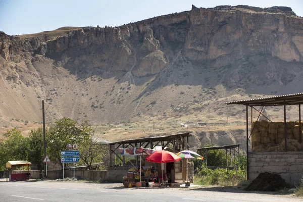 Areni, Armenia, 18 de septiembre de 2017: Ventas de frutas, zumos y wi — Foto de Stock