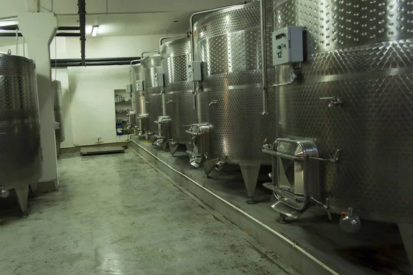 ワインの生産のためのステンレススチール・タンク — ストック写真