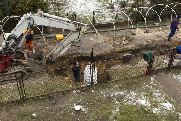 Installation d'un puits d'égout dans une rue étroite — Photo