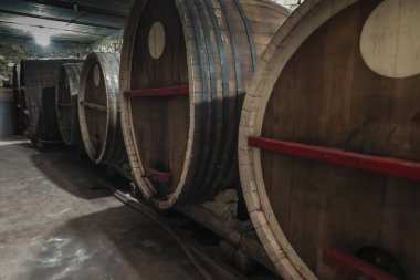 Şarap fıçıları bodrum katında bir arka plan olarak delinmiştir.