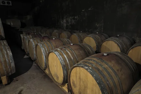 ワイン樽を背景として地下に掘削 — ストック写真