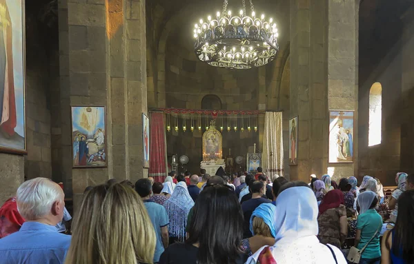 Echmiadzin, Arménie, 17 září 2017: Modlitba v kostele — Stock fotografie