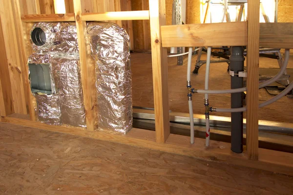 Instalação de ventilação, esgoto e água na parede divisória — Fotografia de Stock