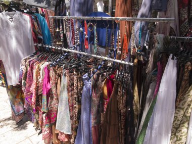 bir arka plan olarak bir askı asılı renkli kumaş 