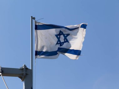 Bir gezisinde İsrail bayrağı Celile Denizi üzerinde yelkenli gemi